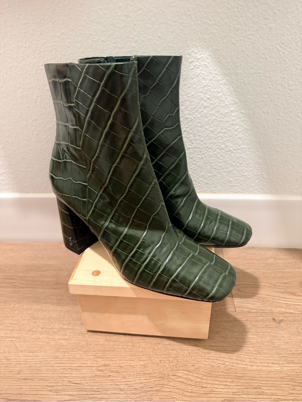 Boho Glam Green Croc-Embossed Ankle Boots size 8